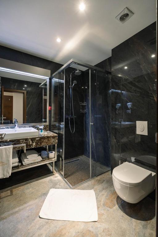 Koupelna v ubytování Hotel Prishtina