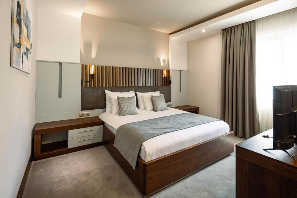 Un pat sau paturi într-o cameră la Hotel Prishtina