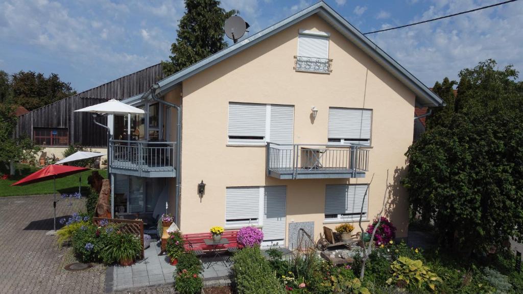 a house with a balcony and a patio at Zum Torfstecher in Wilhelmsdorf