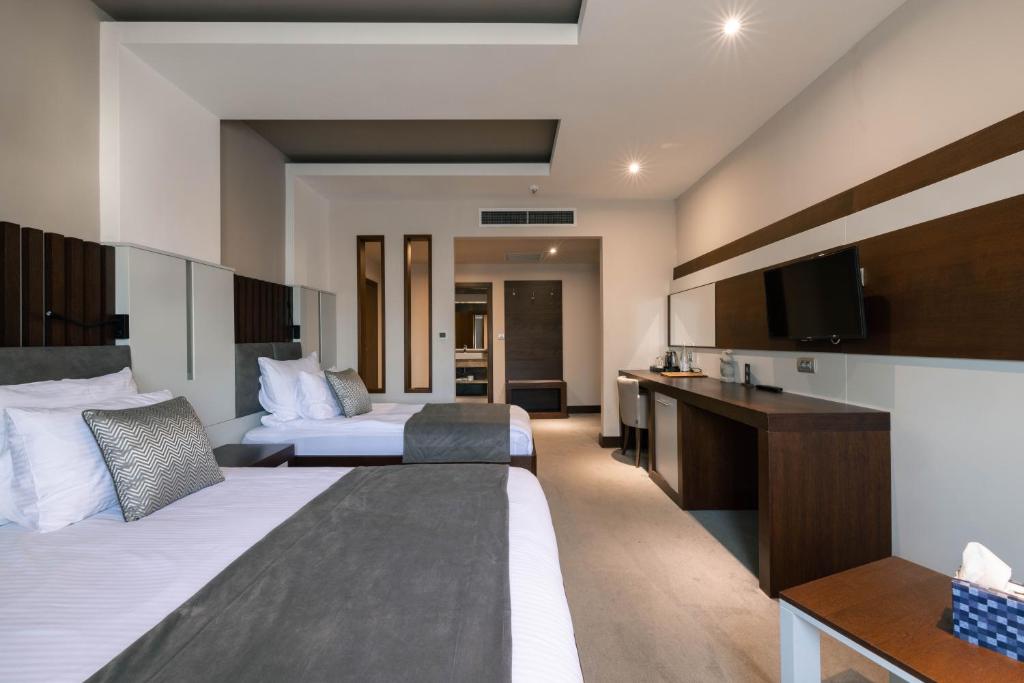 Postel nebo postele na pokoji v ubytování Hotel Prishtina
