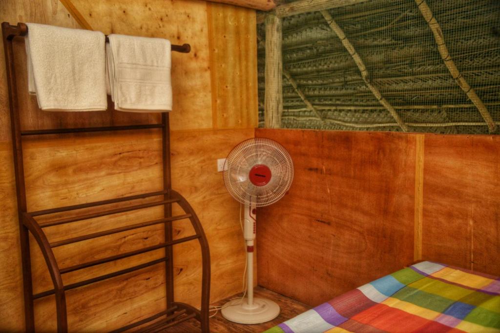 Postel nebo postele na pokoji v ubytování Pidurangala View Treehouse
