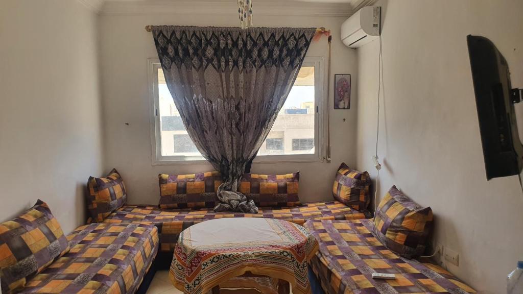 Habitación con sofás, mesa y ventana en Lala safia, en Fez