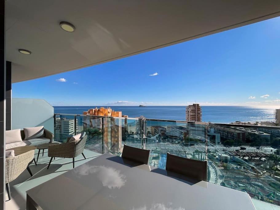 sala de estar con vistas al océano en Luxury apartment Residencial Sunset Drive - Benidorm, España en Benidorm