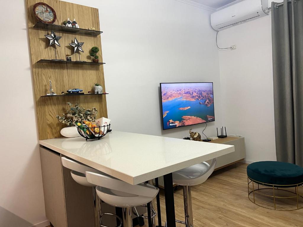 una cucina con tavolo e TV a parete di Pretty Home Kaonet a Orikum