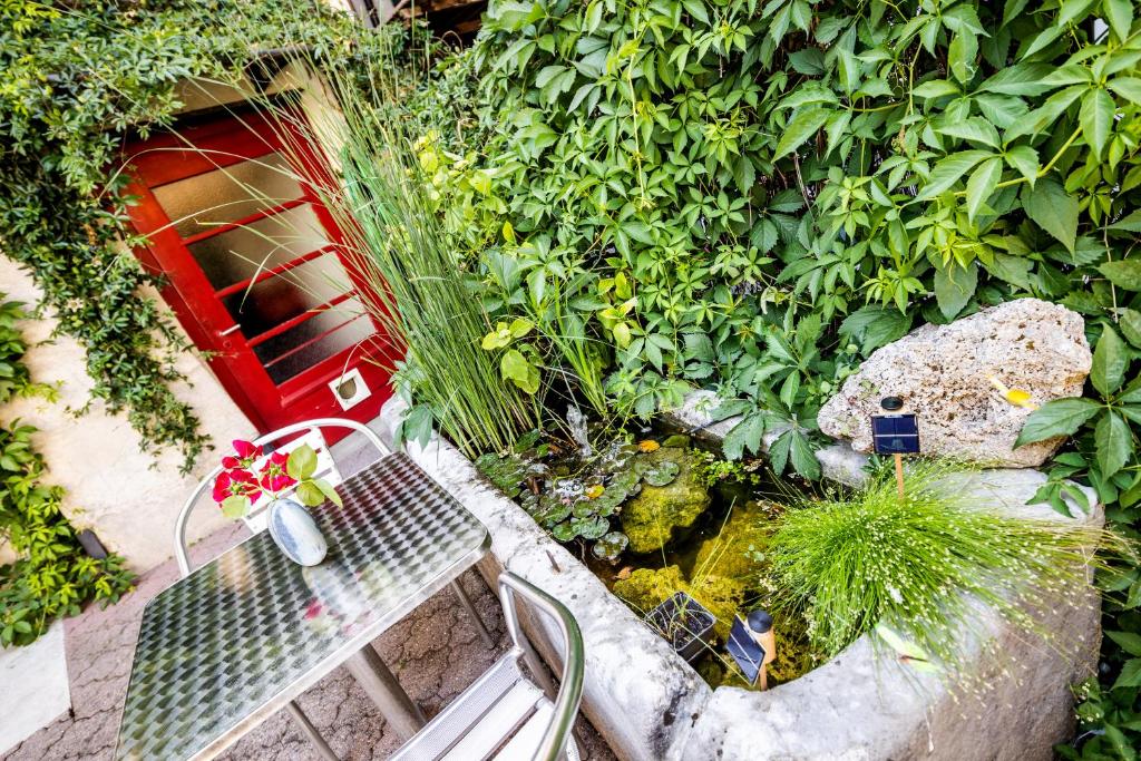 Un jardín fuera de Hotel Roter Ochsen