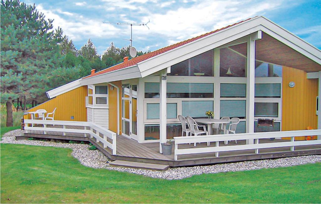 StokkebroにあるAmazing Home In Grenaa With 2 Bedrooms, Sauna And Wifiの大きなデッキ(テーブル付)が備わる家