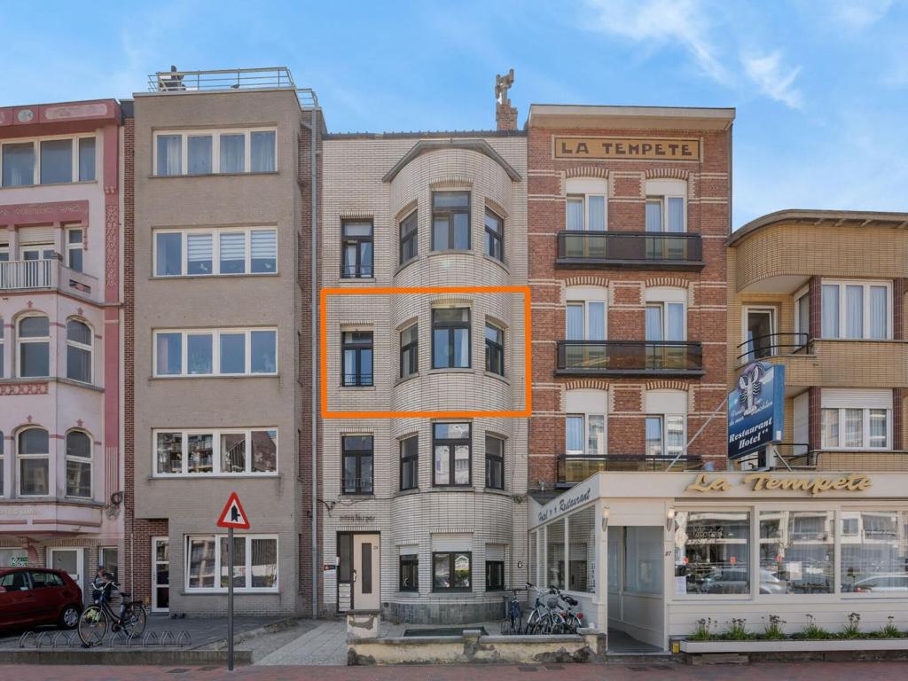 um edifício de apartamentos com um rectângulo laranja em A Ruzettelaan 39 3 bedrooms on floor 2 em Blankenberge