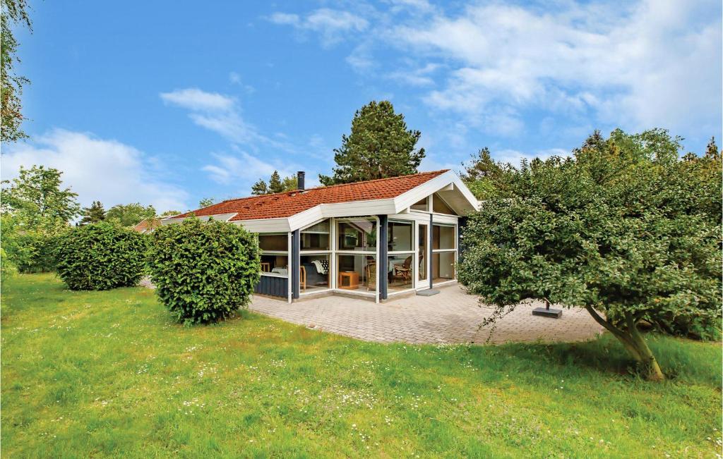 ein Haus mit einem großen Fenster und einem Hof in der Unterkunft Cozy Home In Sklskr With Kitchen in Skælskør