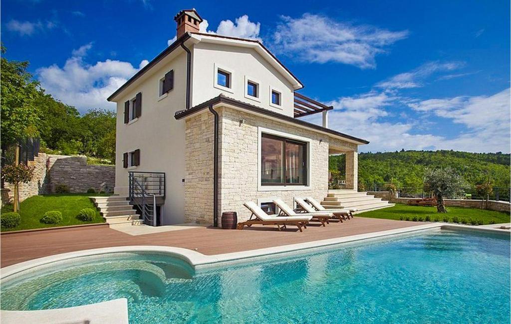 una casa con piscina frente a una casa en Villa Royal Blue en Trget