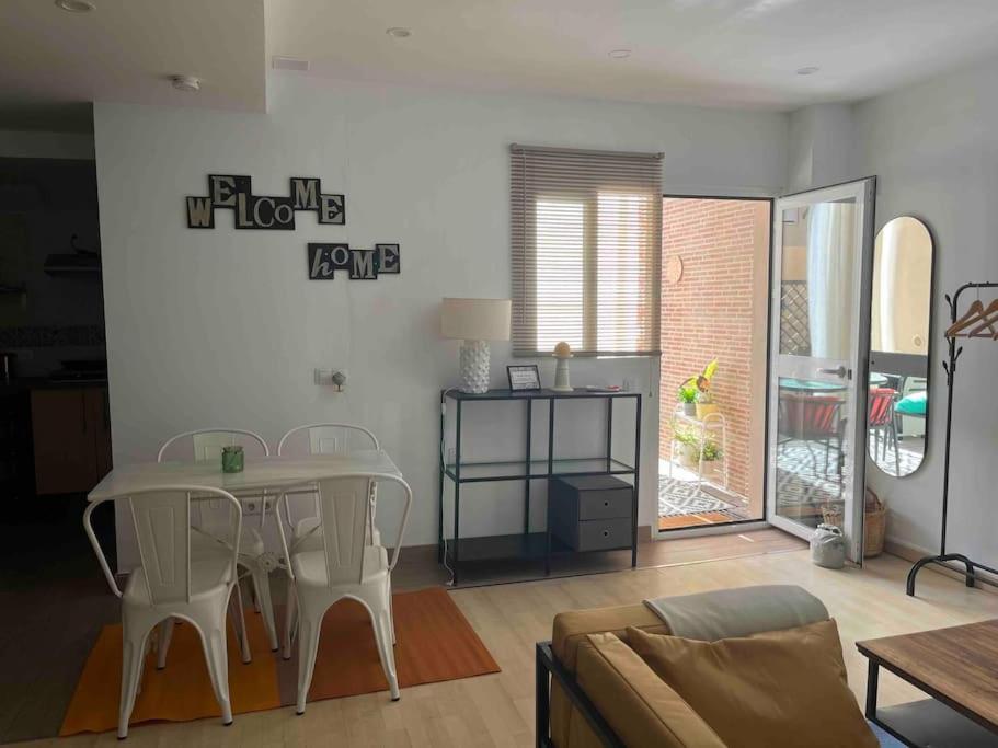 una sala de estar con una mesa y sillas en estudio moreras., en Vélez-Málaga