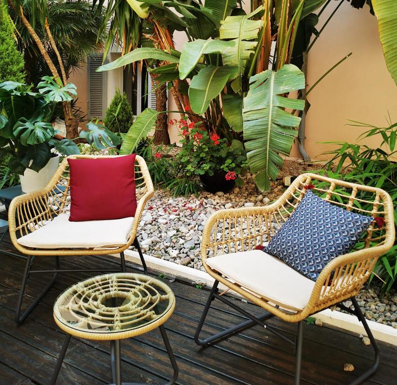 Um jardim em Hotel Beau Rivage