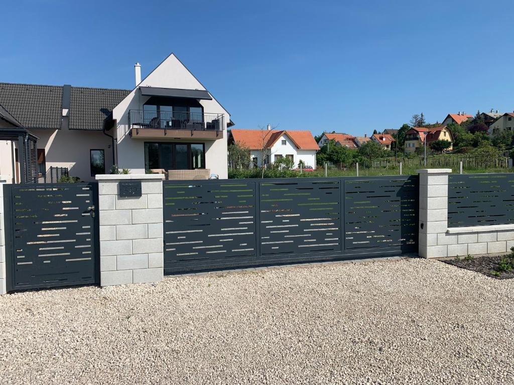 Paloznak Lux Apartmanház 8229 Paloznak, Deák Ferenc utca kép - 1