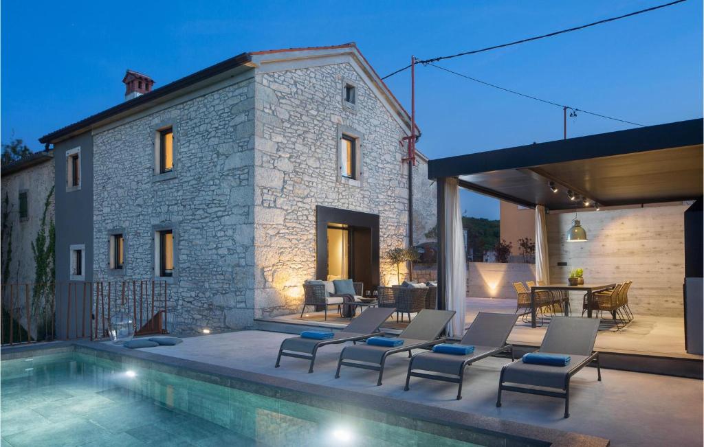 una casa con piscina al lado de un edificio en Villa Flor, en Labin