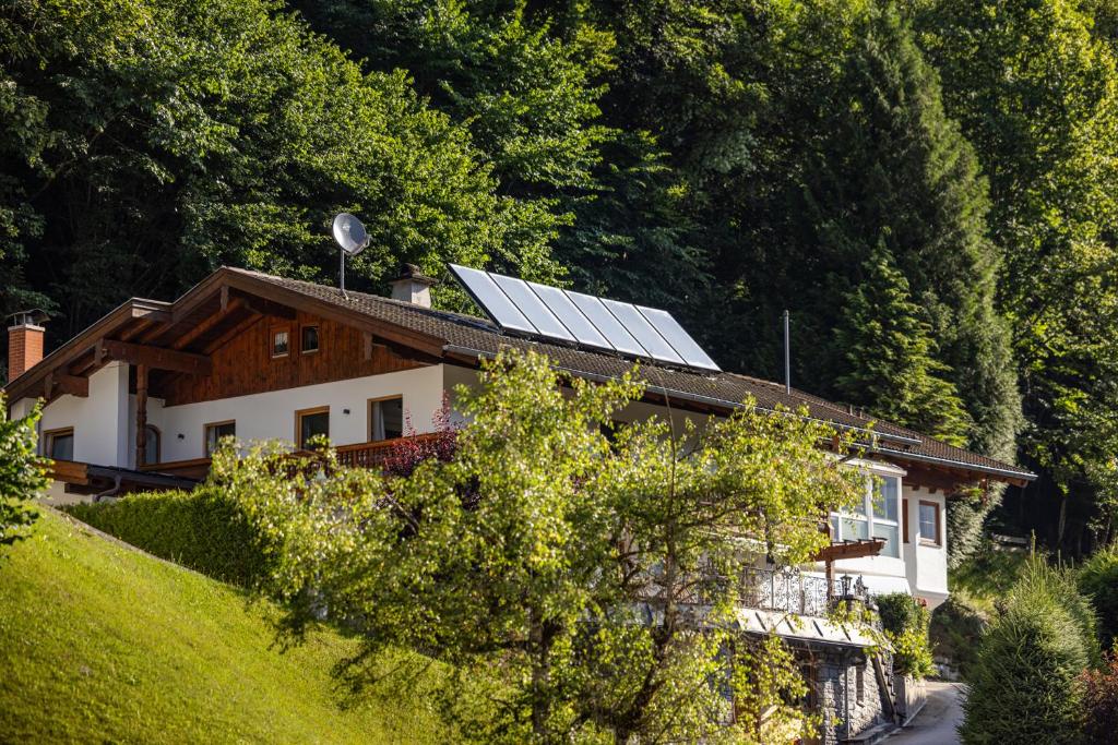 une maison avec des panneaux solaires sur le toit dans l'établissement Haus Bergwelten, à Bischofswiesen