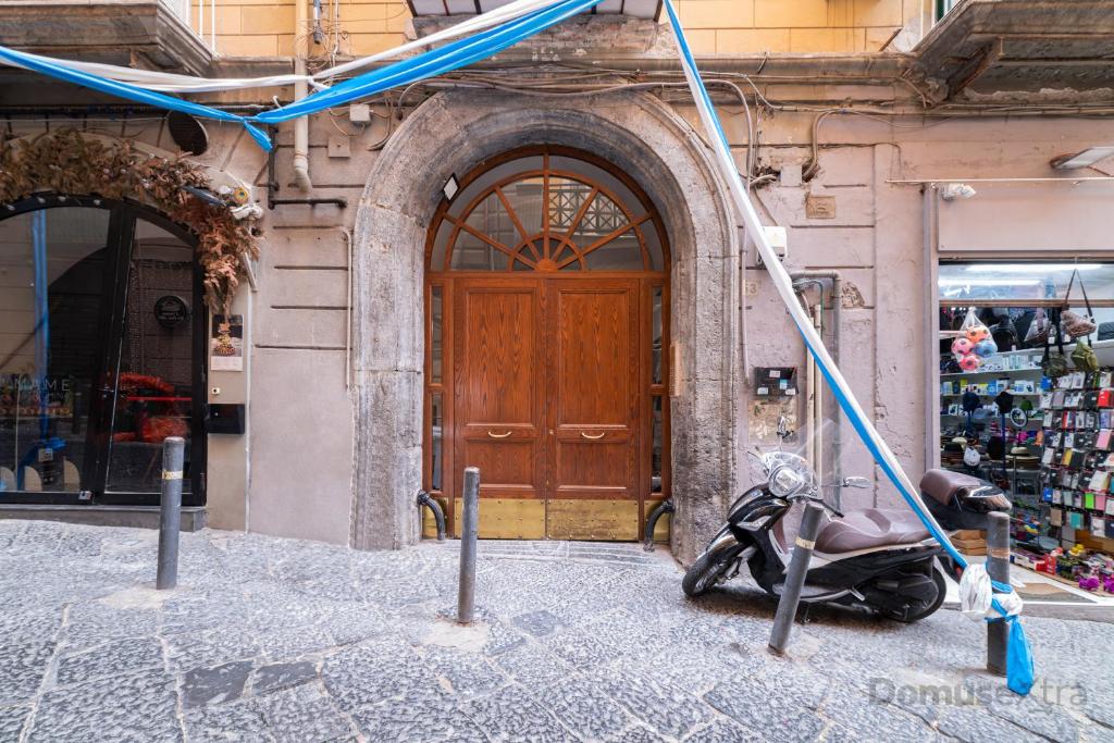 uma scooter está estacionada em frente a um edifício em De Cesare53 By DomusExtra em Nápoles