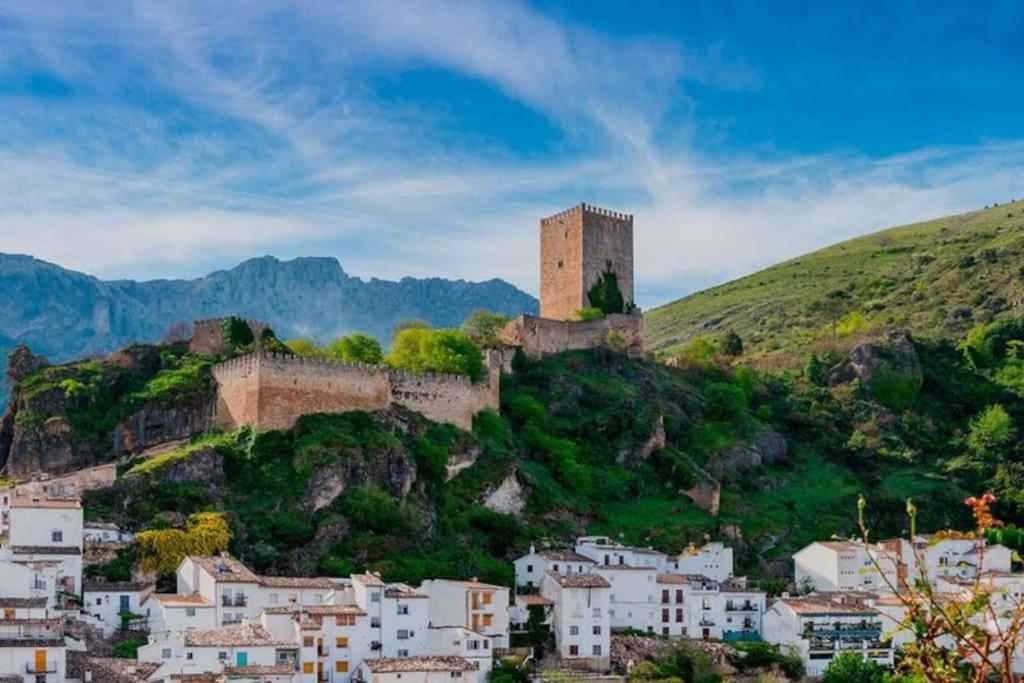 un castillo en la cima de una colina con casas en Encantos de Cazorla en Cazorla