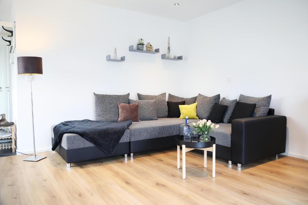 a living room with a couch and a table at Appartement Burgblick in Harburg