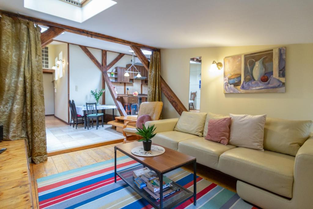 - un salon avec un canapé et une table dans l'établissement Barbakan gate apartment, à Cracovie
