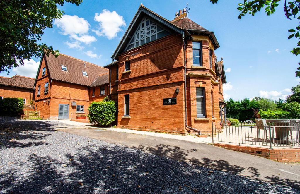 Eton House - Self Check-In, Ensuite Rooms & Self-Catering Studios photo