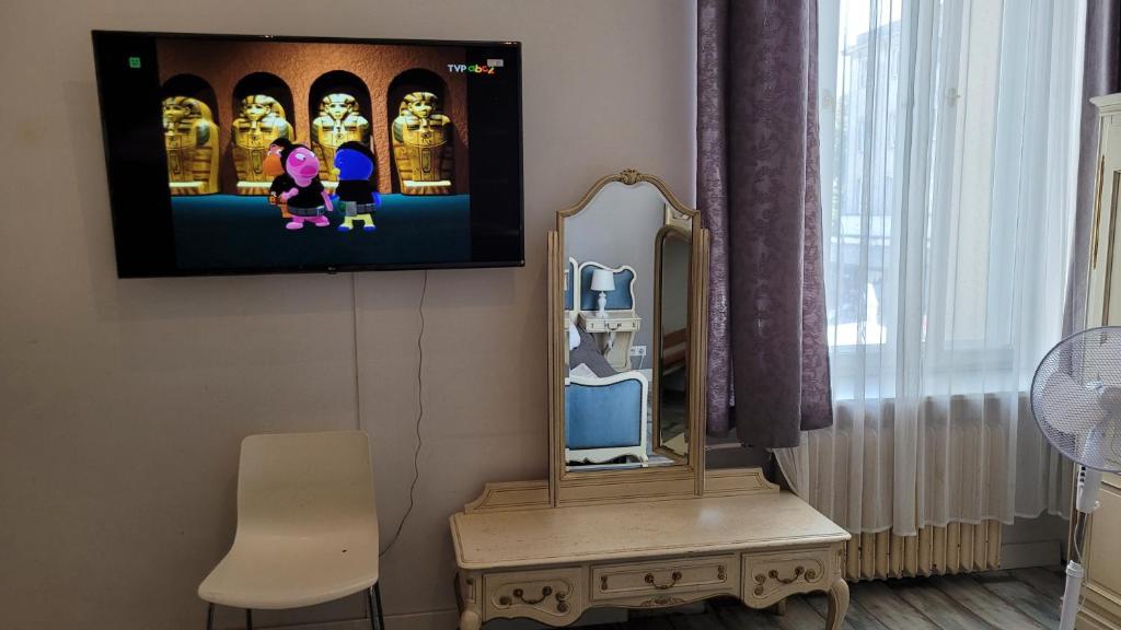 TV a/nebo společenská místnost v ubytování Chmielna 5 Rooms & Apartments