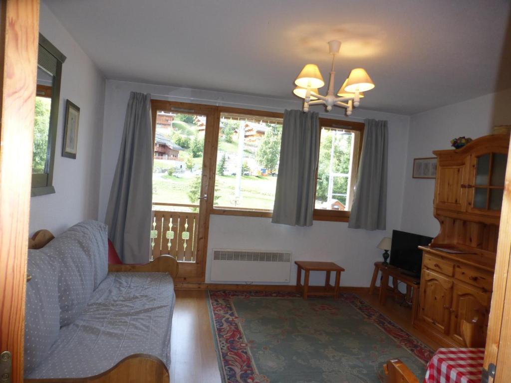 ein Wohnzimmer mit einem Sofa und einem Fenster in der Unterkunft Appartement Méribel, 2 pièces, 4 personnes - FR-1-411-739 in Les Allues