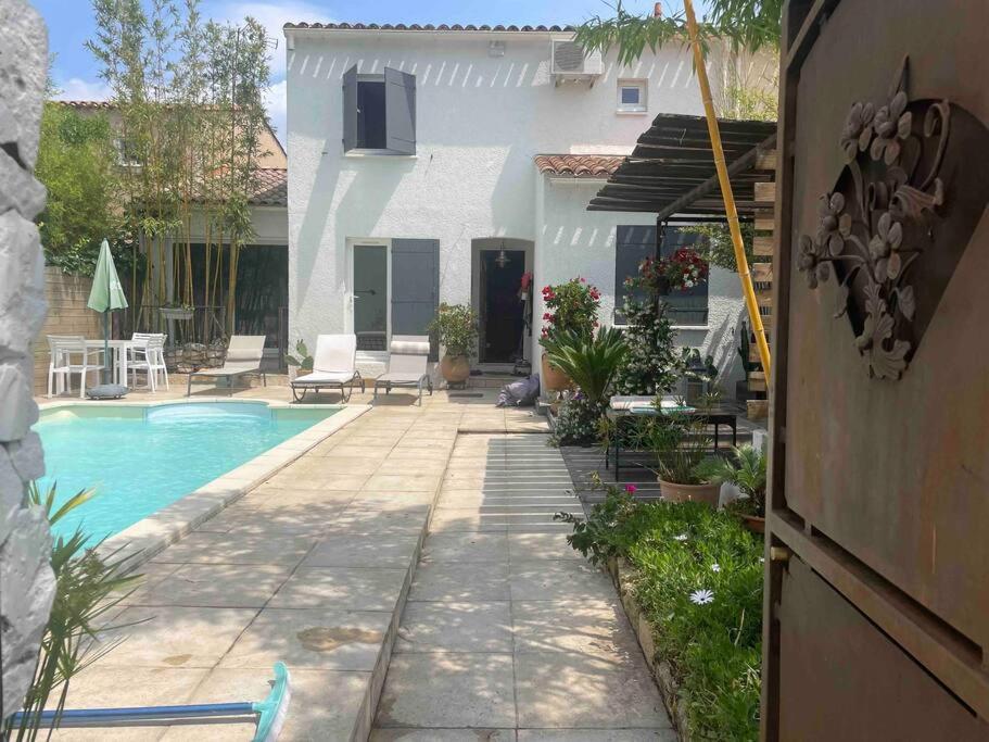 uma casa com piscina num quintal em Très belle villa , calme et cosy ,6 personnes 10 mns des plages em Martigues
