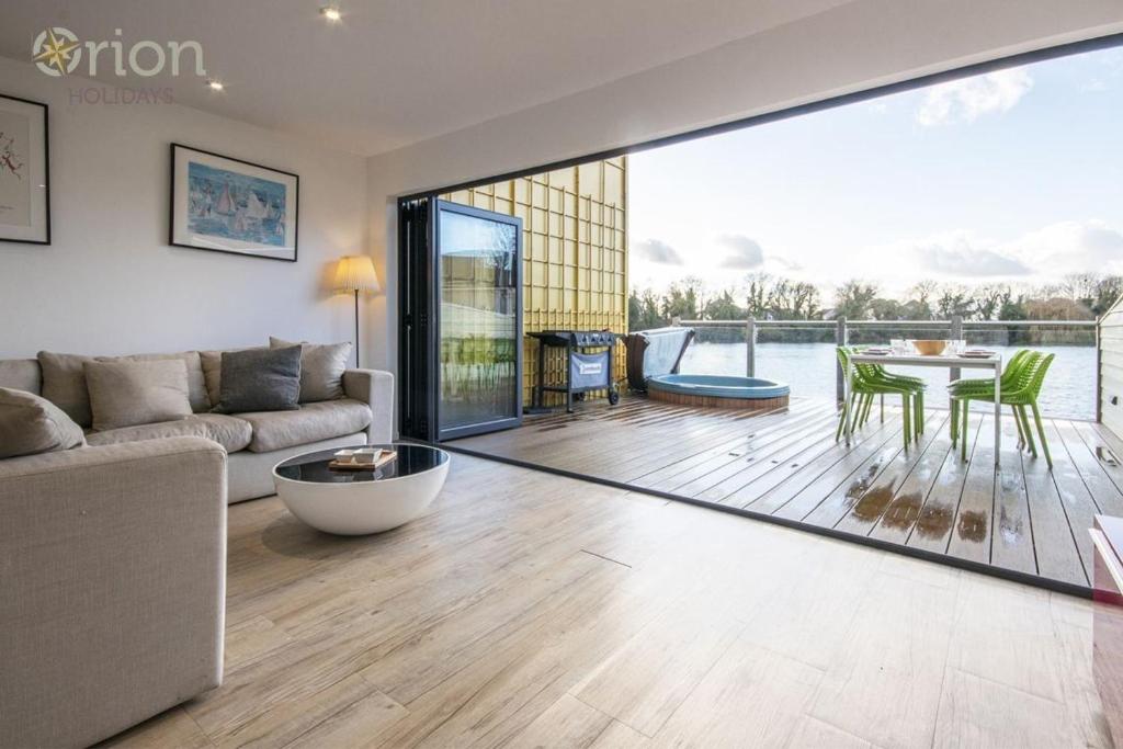 a living room with a couch and a table at Spring Lake 41, Lapwing Lake Lodge - P in South Cerney