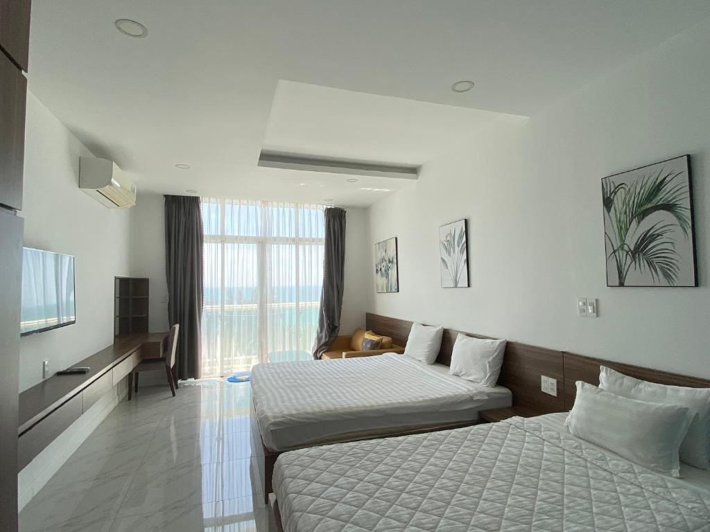 Cette chambre comprend 2 lits et une fenêtre. dans l'établissement Căn hộ view biển Sea Links MŨI NÉ, à Phan Thiết