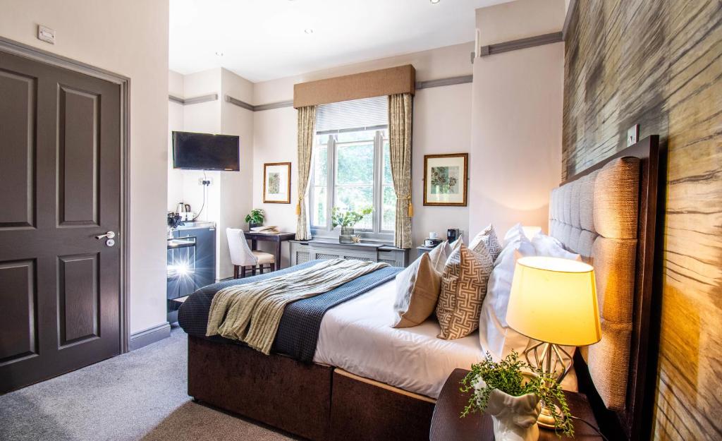 Un dormitorio con una cama grande y una ventana en Eton House - Self Check-In Serviced Studios & Rooms en Yeovil