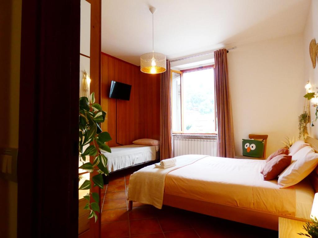 une chambre d'hôtel avec un lit et une fenêtre dans l'établissement Baciati dal Sole-Self check-in, à San Pellegrino Terme