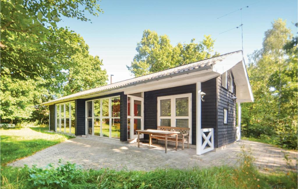 Fjellerup StrandにあるNice Home In Glesborg With 3 Bedrooms And Wifiの黒小屋