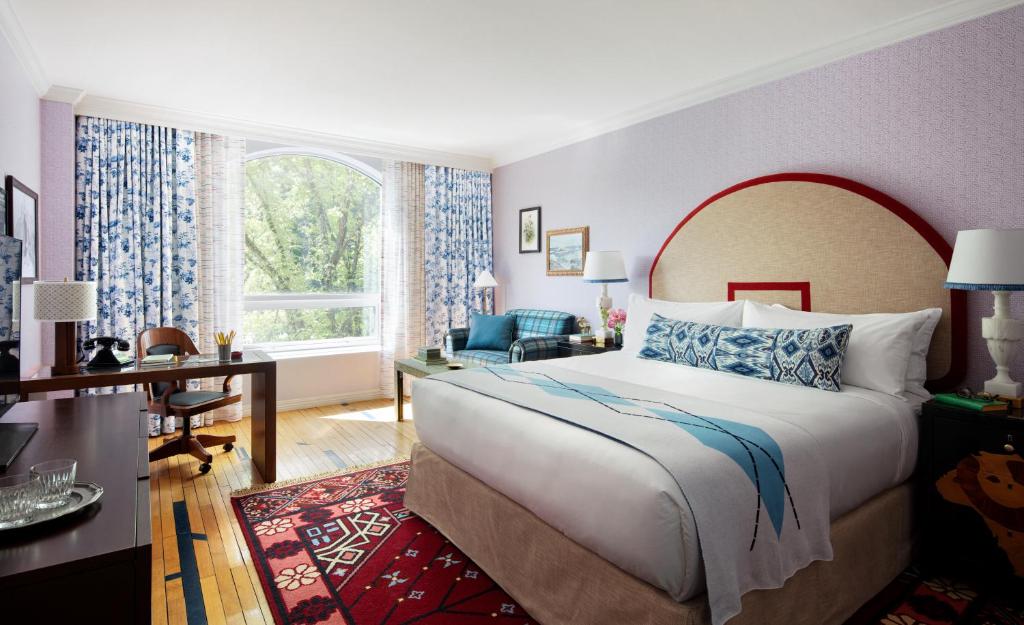 Graduate Chapel Hill في تشابل هيل: غرفة نوم بسرير ومكتب ونافذة