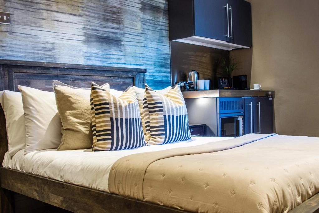 Eton House - Self Check-In, Ensuite Rooms & Self-Catering Studios photo