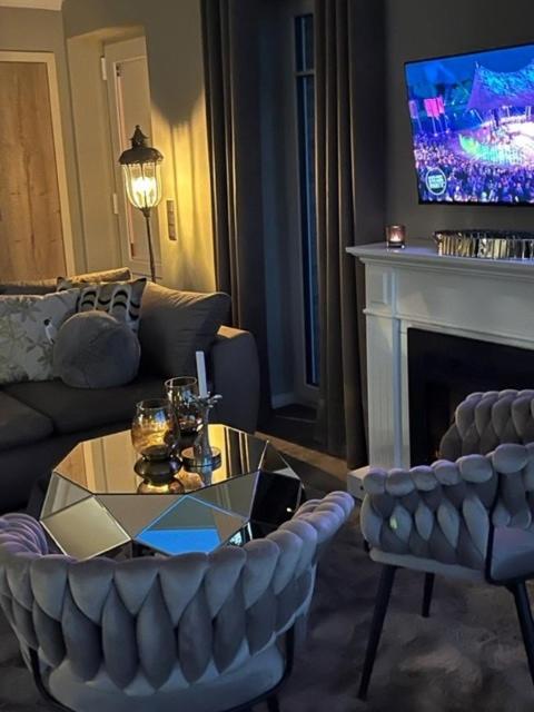 TV a/nebo společenská místnost v ubytování Sea Point 5 Sterne direkte Seelage mit eigenem Bootsteeg nähe Spielcasino Jagdhaus Eiden 250 m