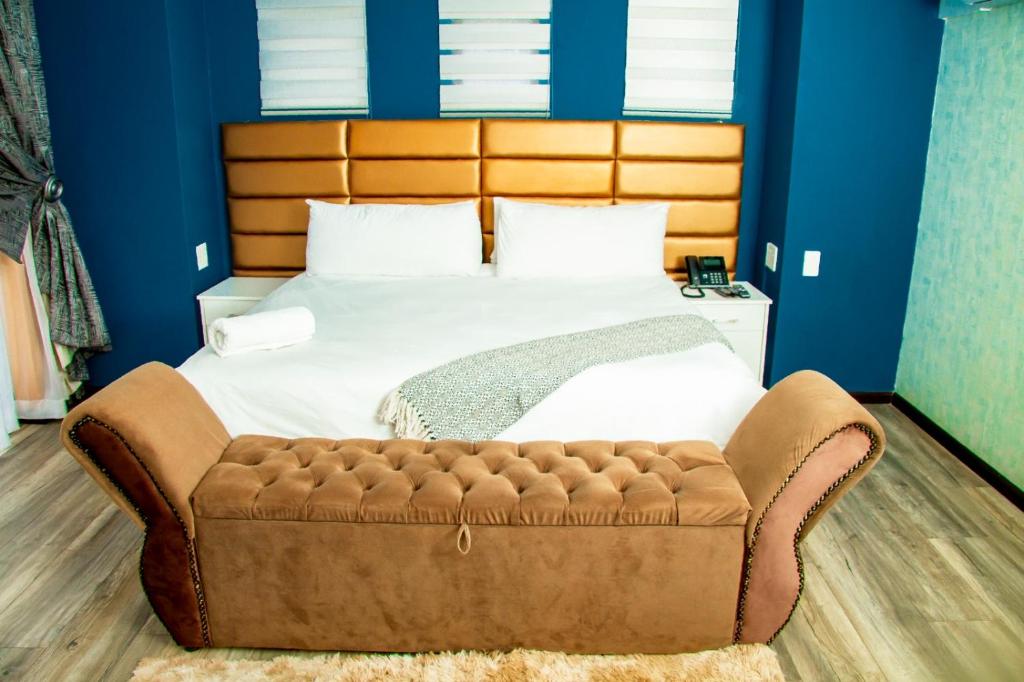 1 dormitorio con 1 cama grande y cabezal de mechón insertado en Kliprivier Guest House en Tokoza