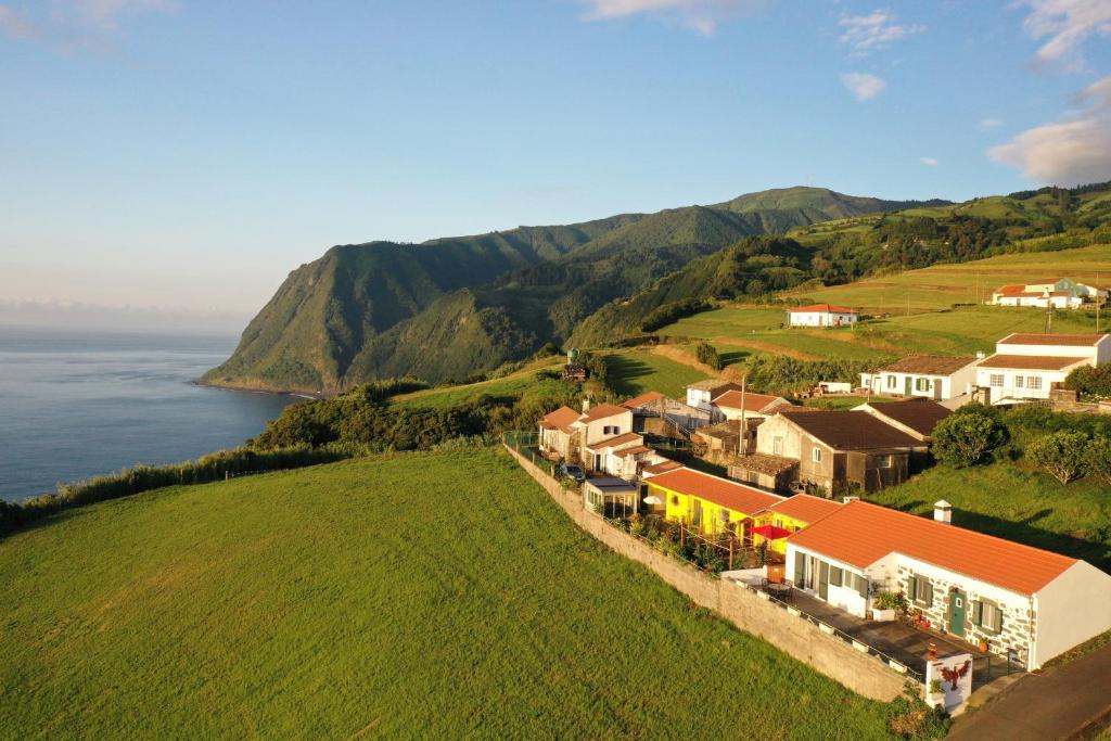 una vista aérea de un pueblo en una colina junto al océano en Paraiso da Pedreira, en Nordeste