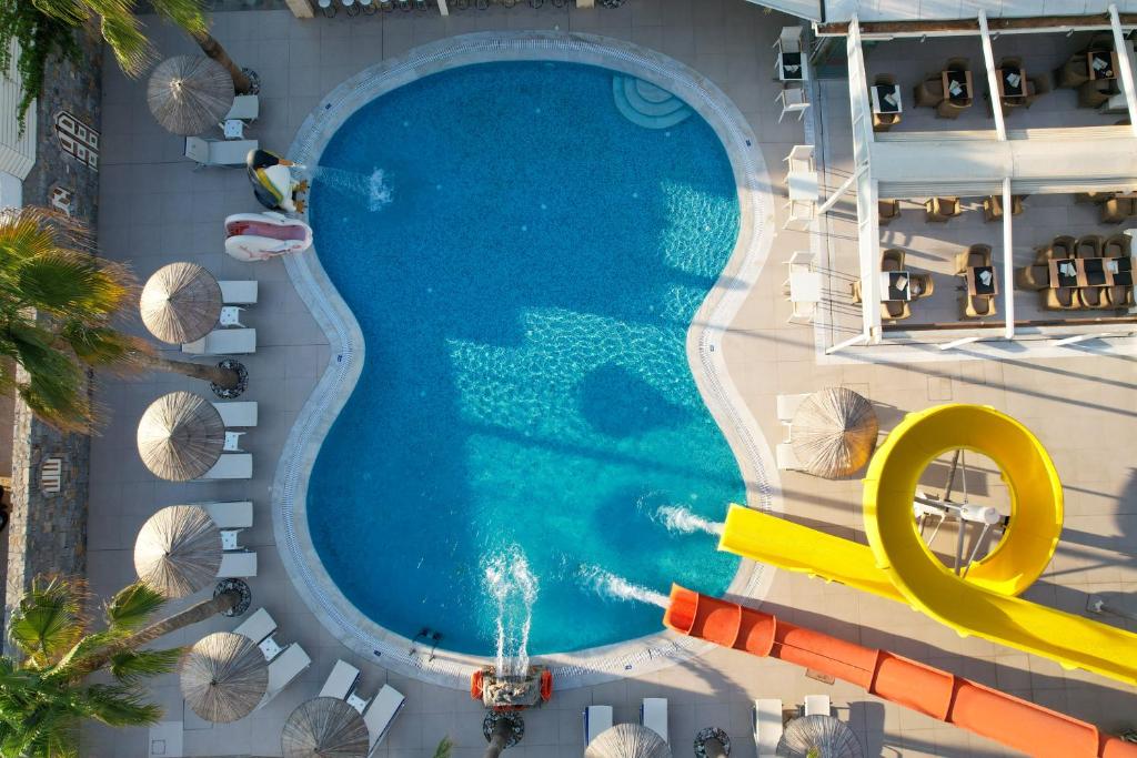 Bazén v ubytování Aeolos Beach Resort nebo v jeho okolí