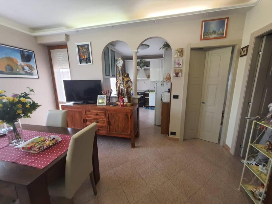 - un salon avec une table et une salle à manger dans l'établissement Appartamento Vinovo Centro, à Vinovo