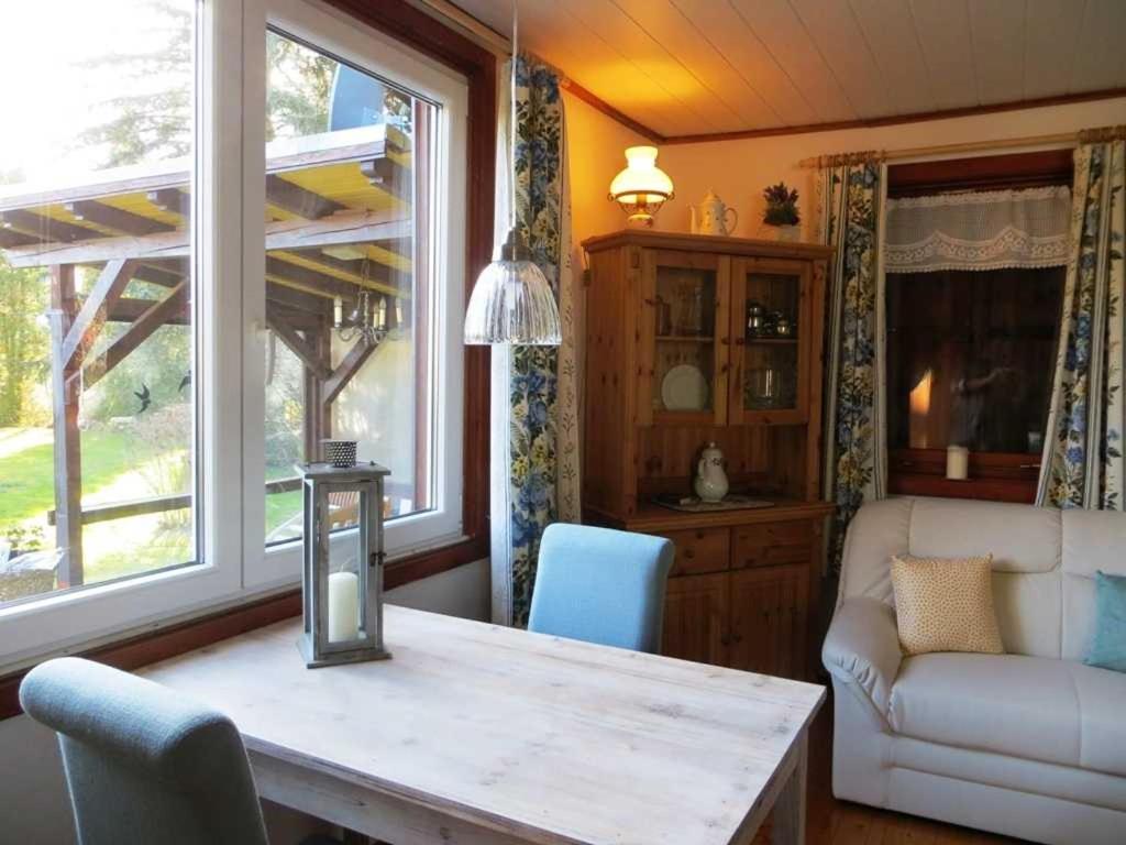 un soggiorno con tavolo, sedie e divano di Haus im Gruenen a Weilbach