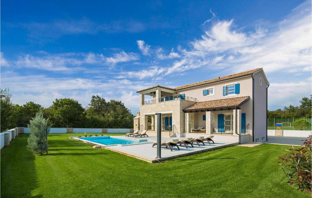 una casa con piscina in giardino di Villa Sunny a VeliGolji