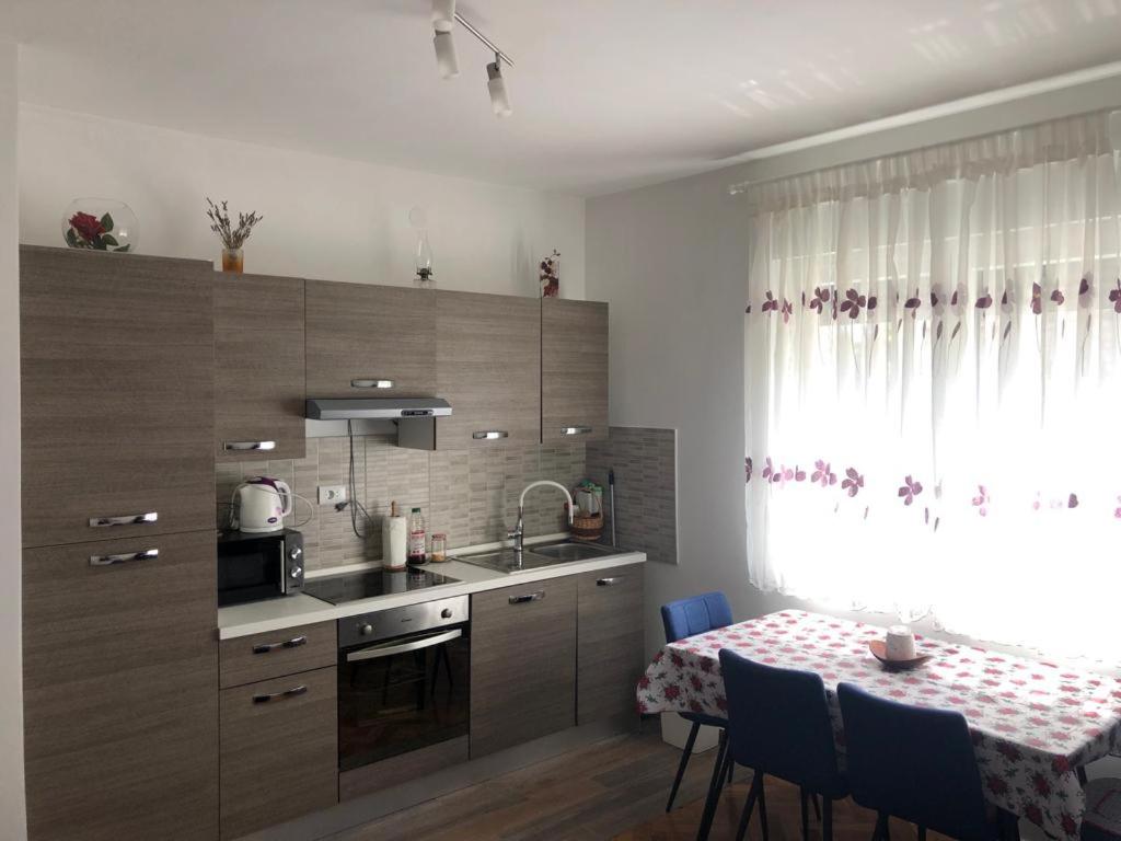 una cucina con tavolo e una sala da pranzo di Studio apartman a Knin (Tenin)