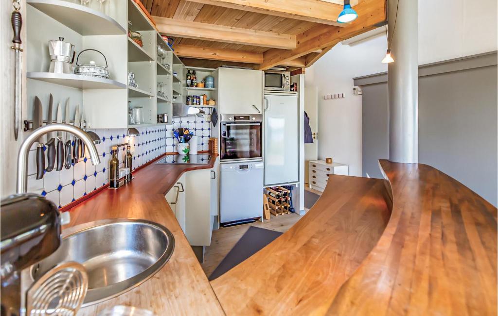Kuchyň nebo kuchyňský kout v ubytování Two-Bedroom Holiday Home In Farevejle
