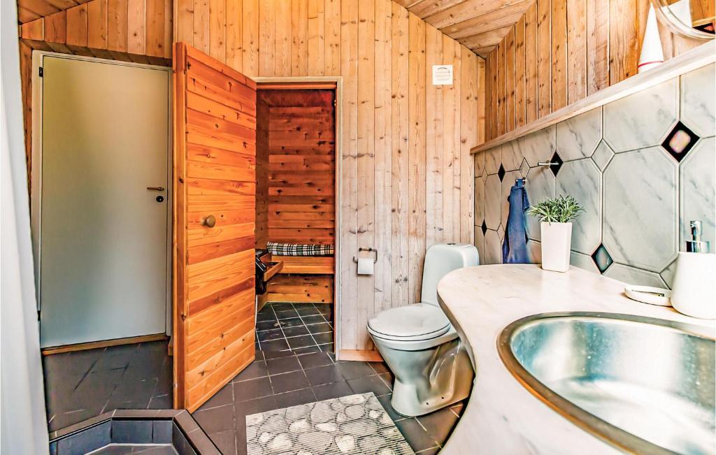 Koupelna v ubytování Two-Bedroom Holiday Home In Farevejle