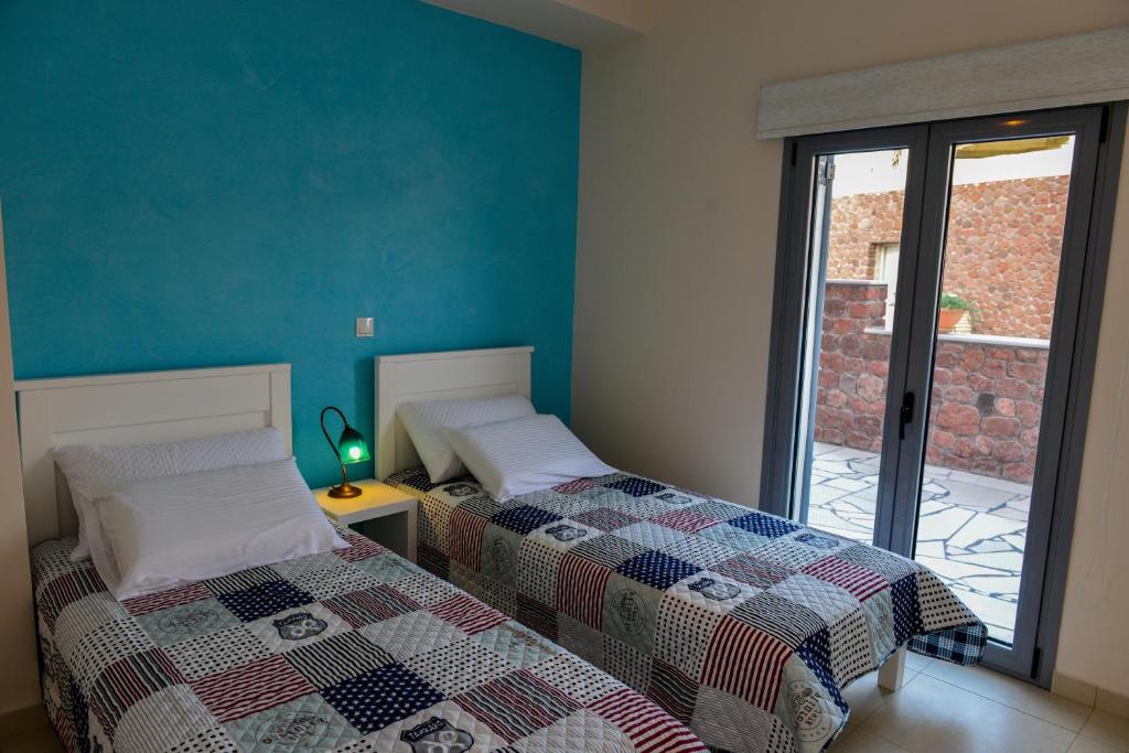 Un pat sau paturi într-o cameră la Our Villa Santorini