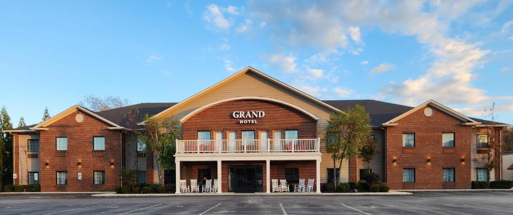 Grand Hotel في Spring City: مبنى من الطوب كبير عليه لافته