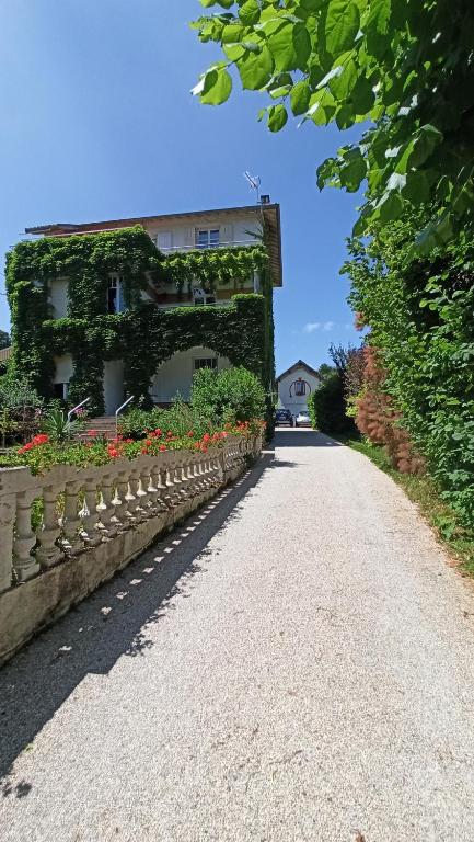 a road leading to a building with flowers on it at Une Tiny House à découvrir au cœur de la cité ! in Contrexéville
