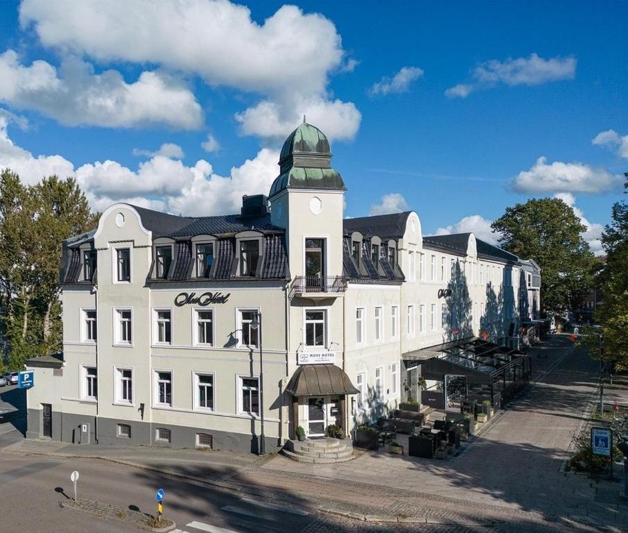 un grand bâtiment blanc avec un dôme vert au-dessus dans l'établissement Moss Hotel & Apartments, à Moss