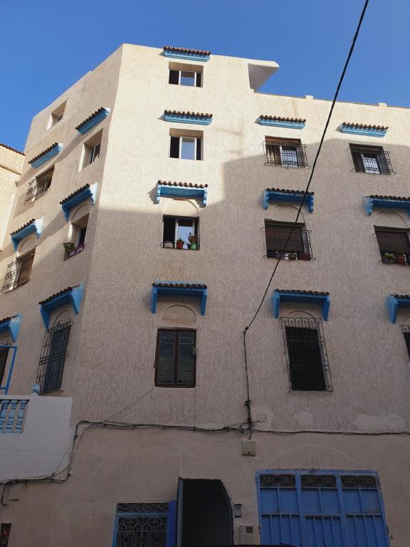 een hoog gebouw met veel ramen erop bij Dar joud 2 in Chefchaouene