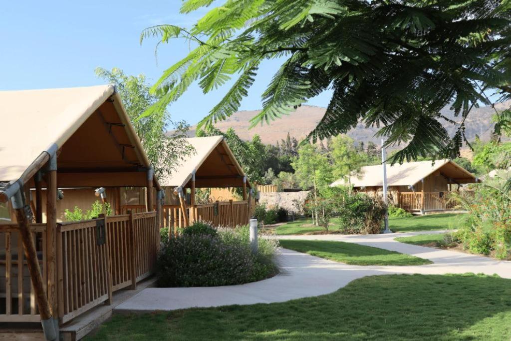 Nespecifikovaný výhled na hory nebo výhled na hory při pohledu z luxury tent