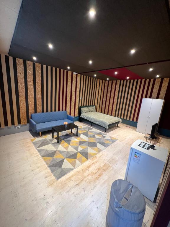 ボアハムウッドにあるNewly built Large garden ensuite guest studioのリビングルーム(ソファ、テーブル付)